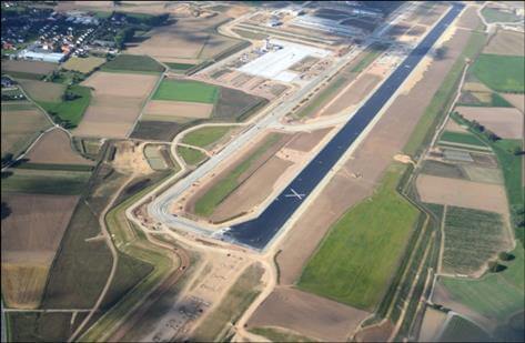 Blick auf den neu gestalteten Terminal des Verkehrsflughafens Kassel-Calden mit modernen architektonischen Elementen.