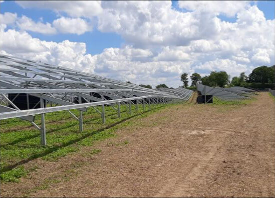 Solaranlage von BBB PVA Enerparc in Schleswig-Holstein mit mehreren Solarmodulen und klarem Himmel.