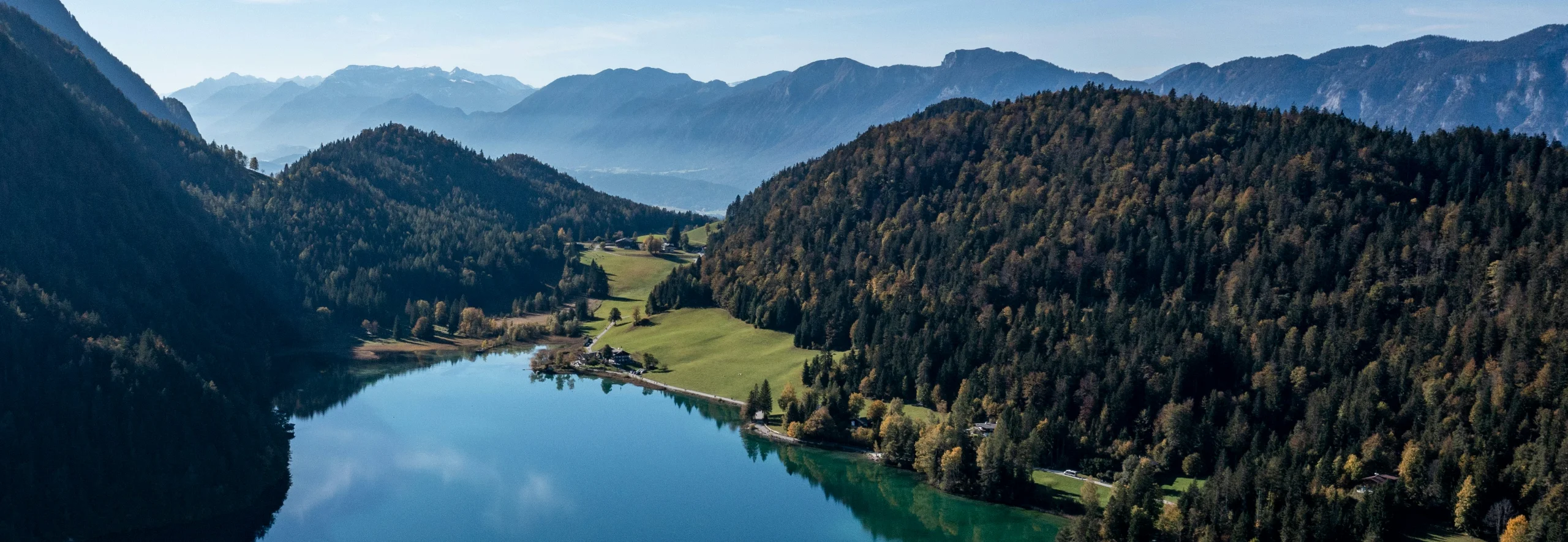 Idyllische Landschaft mit Bergsee und Wald