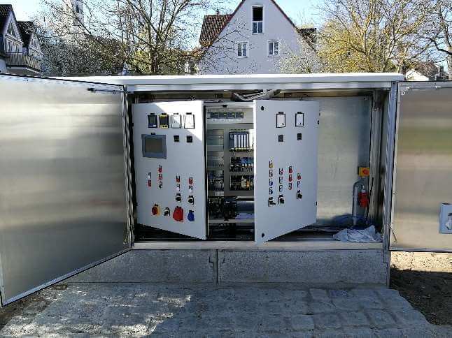 Baustelle des Regenüberlaufbeckens in Sulzbach-Rosenberg mit Baufahrzeugen und Bauarbeiten im Hintergrund.
