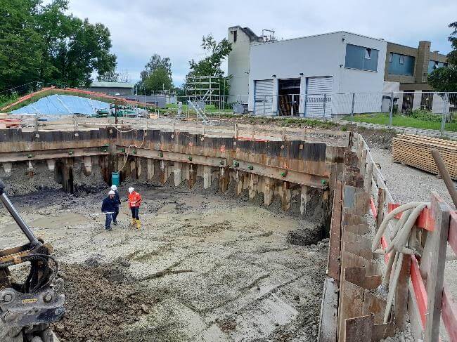 Blick auf die Baustelle der Kläranlage Herrenberg mit Baugeräten und Fortschritt der Erweiterungsarbeiten.