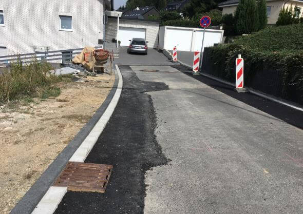 Blick auf das neu gestaltete Wohngebiet Am Berg mit modernem Wohnungsbau und umliegender Natur.