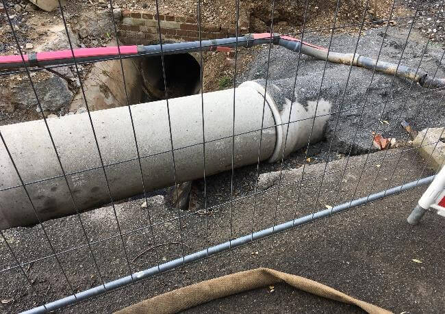 Baustelle der hydraulischen Sanierung eines Kanals in Eitorf, zeigt Arbeiten im Dehlenbachweg und Lascheider Weg.