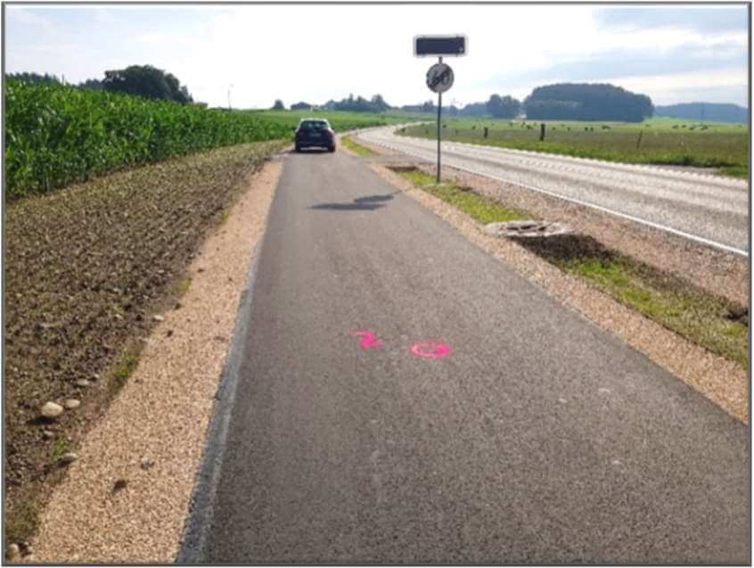 Blick auf den neu angelegten Geh- und Radweg entlang der Kr TS 8 zwischen Aiglsham und Herndling, Bayern.