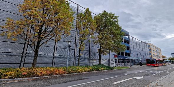 Modernes P+R Parkhaus in Filderstadt-Bernhausen, Betonbau mit grüner Umgebung und Parkplätzen.