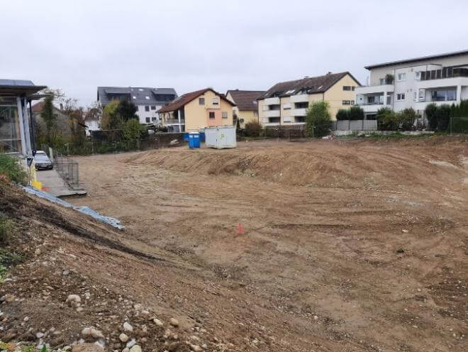Blick auf das Adolf-Gröber-Haus vor dem Rückbau, mit sichtbarer Tiefgarage in Weingarten, Baden-Württemberg.