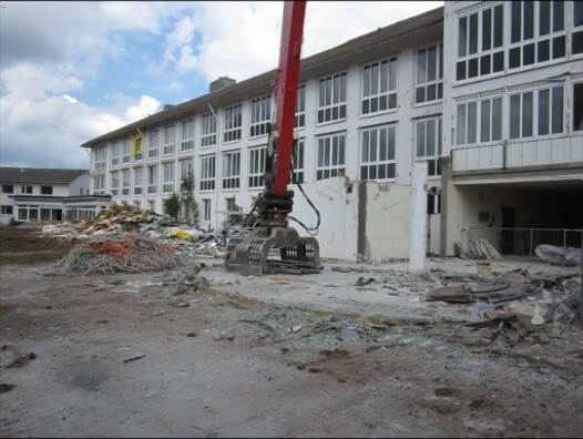 Rückbau des ehemaligen Krankenhauses in St. Georgen: Baustelle mit Abbrucharbeiten und Baugeräten.
