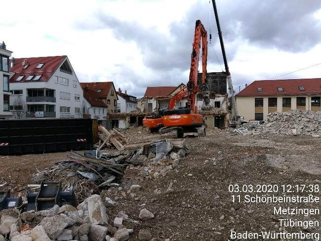 Bild zeigt den Rückbau der ehemaligen Kreissparkasse mit Baustellenutensilien und abgerissenen Gebäudeteilen.