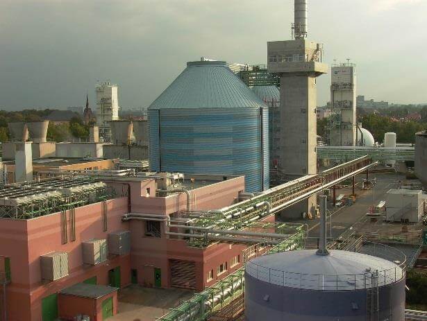 Anlage zur Schlammbehandlung im Industriepark Höchst, Hessen, mit modernen Technologien zur Co-Fermentation.