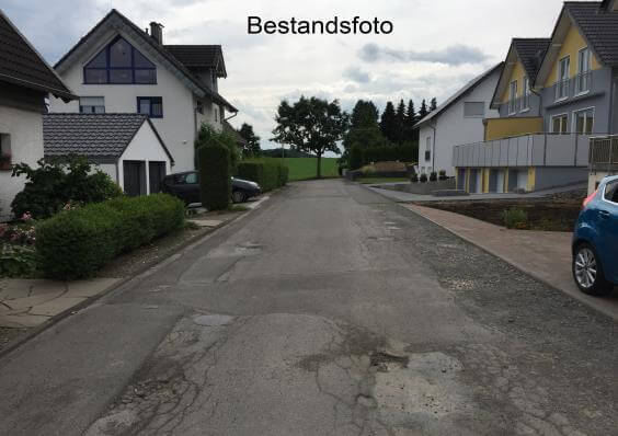 Bauarbeiten am Weißdornweg in Lindlar: Maschinen und Arbeiter bei der Straßenverbreiterung und Pflasterung.