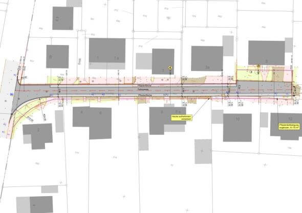 Blick auf den frisch ausgebauten Weißdornweg in Lindlar, umgeben von neu angelegten Grünflächen und Straßenmarkierungen.