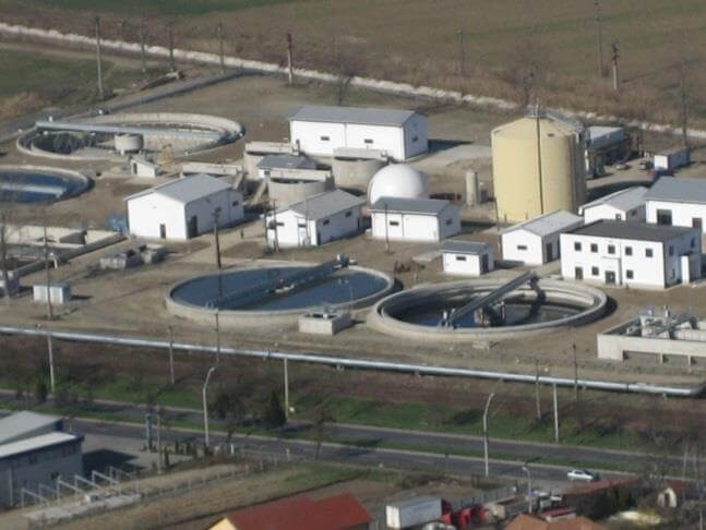 Ansicht der Kläranlage Deva vor dem Umbau, zeigt bestehende Strukturen und Gelände.